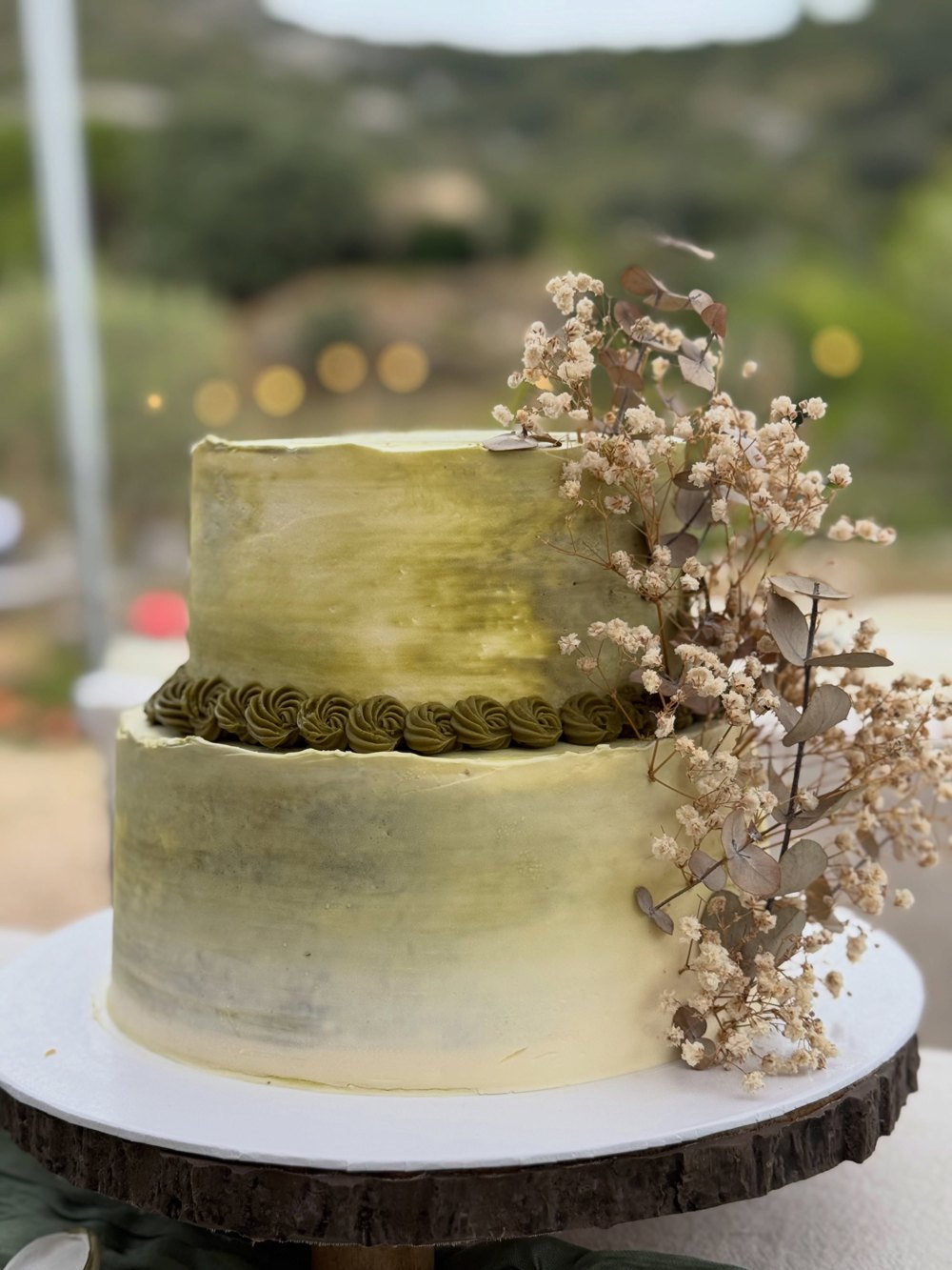 Pastís de dos pisos amb flors seques