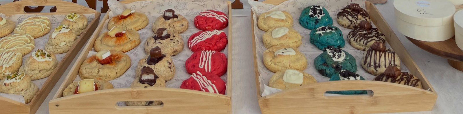 Safates amb cookies d'una taula dolça